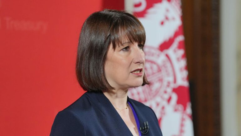 Británia čelí varovaniu pred technologickým exodom kvôli daňovým plánom pred rozpočtom