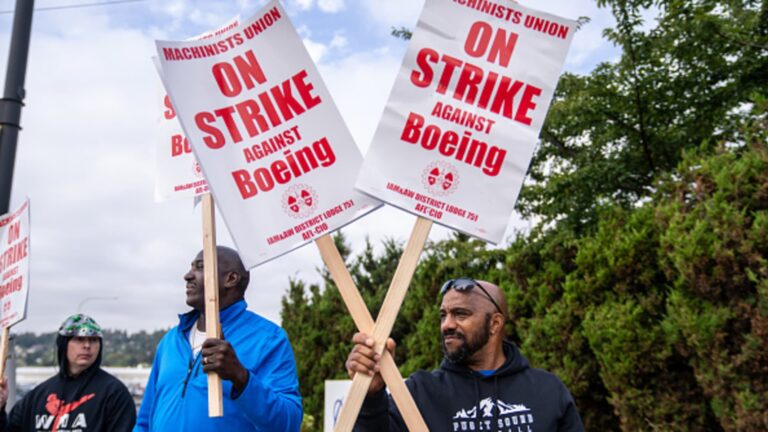 Štrajk v továrni Boeing prekročil mesačnú hranicu, keďže tlak na generálneho riaditeľa rastie