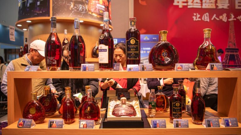 Čína sa po hlasovaní o clách na EV rozhýbe v Európskej únii s clami na brandy