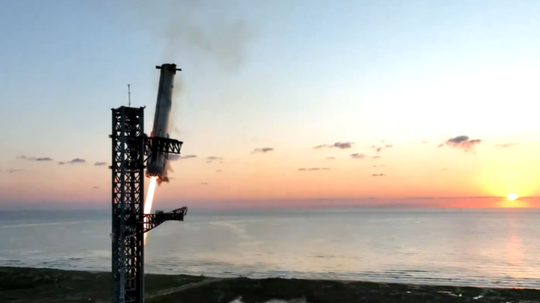 Štart rakety SpaceX Starship: Let 5 zachytáva posilňovač