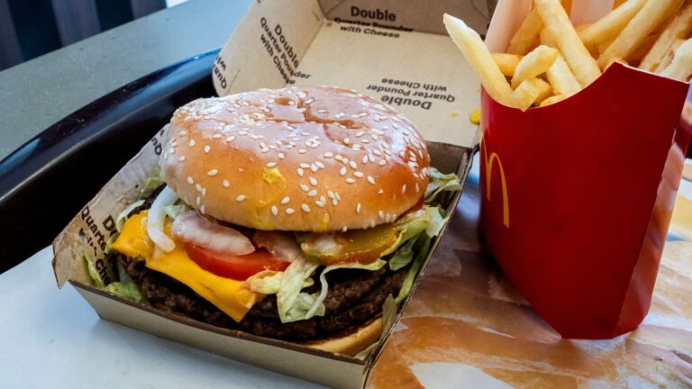 Hamburgery McDonald’s Quarter Pounder sa vrátia do reštaurácií postihnutých epidémiou E. coli