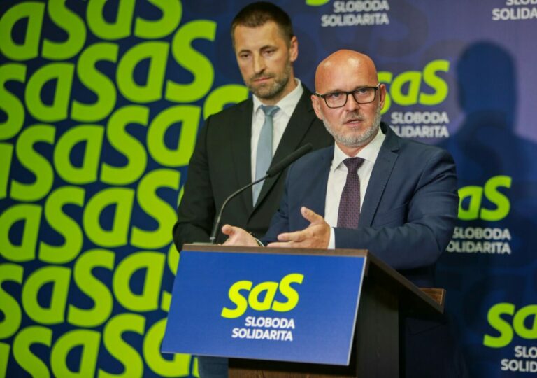 Fico využil tajnú službu na politický boj proti opozícii, tvrdia liberáli. Podávajú trestné oznámenie – VIDEO
