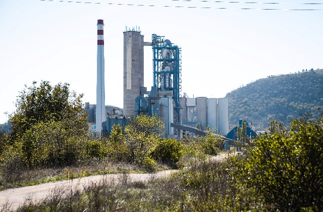 Biomonitoring v okolí Cementárne Turňa nad Bodvou potvrdil prítomnosť dioxínov, Košický kraj požaduje okamžité opatrenia (foto)