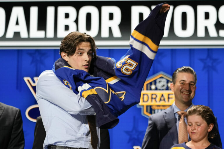 Dvorský si musí na NHL počkať, poslali ho na farmu. Koch sa v príprave zviditeľnil tromi asistenciami