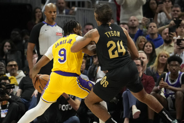 Bodová premiéra Bronnyho Jamesa v NBA. Symbolicky na mieste, kde vyrastal (foto)