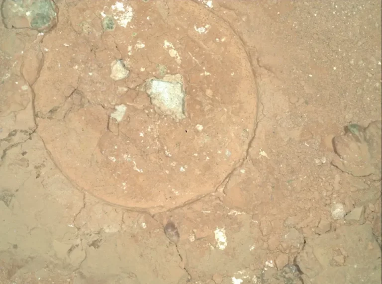 Rover Perseverance nájde na Marse zvláštne zelené škvrny