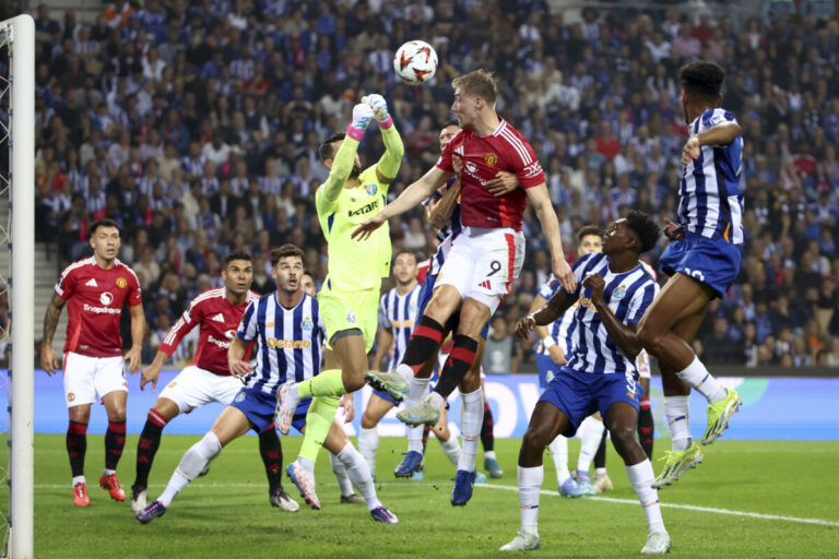 Manchester United opäť dobabral dobre rozohratý zápas. Remízu ratoval nečakaný hrdina (video)