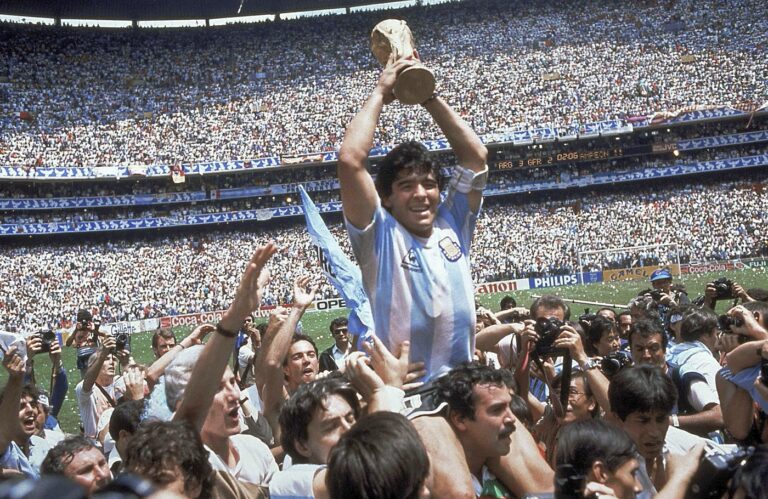 Súd povolil presun telesných pozostatkov Diega Maradonu do verejného mauzólea. Jeho miesto je medzi ľuďmi, tvrdí rodina (foto)