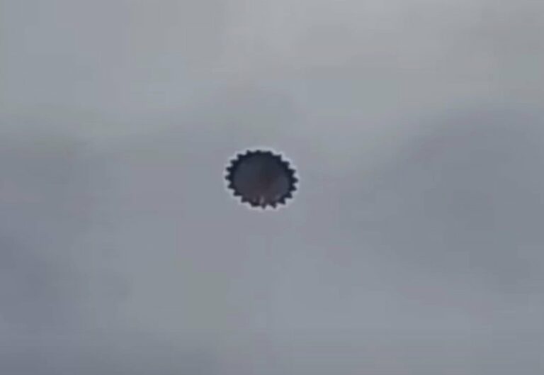 Pozorovanie UFO v Axutla, Puebla: Špicatý objekt zachytený za bieleho dňa