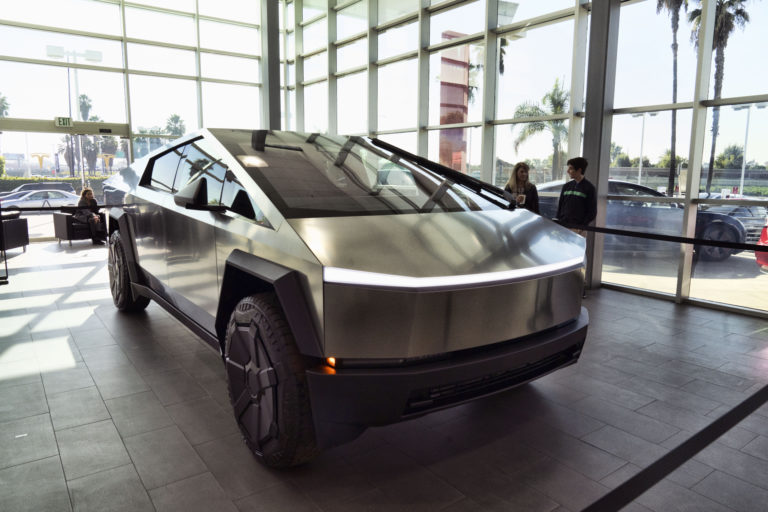Tesla zvoláva na opravy 27-tisíc Cybertruckov, musí vyriešiť problém so spätnou kamerou