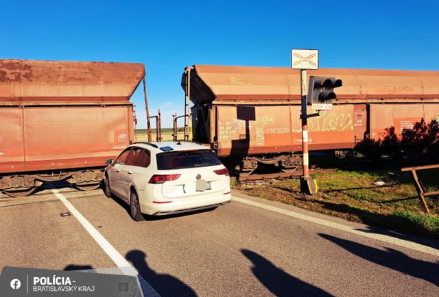 Vlak na železničnom priecestí v Perneku narazil do auta, k ďalšej nehode došlo aj v Nemeckej (foto)