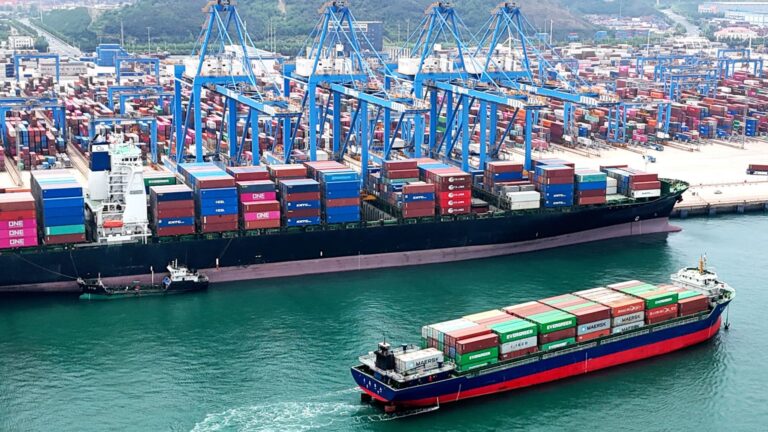 Čínsky októbrový export zaznamenal najvyšší skok za posledných 19 mesiacov, import klesol