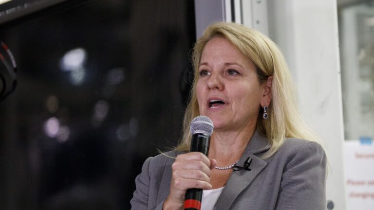 Prezidentka SpaceX Gwynne Shotwell víta súťaž o rakety Starlink