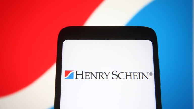 Aktivista Ananym požaduje zníženie nákladov v Henry Schein. Čo očakávať