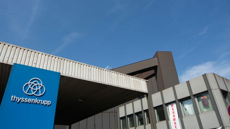 Thyssenkrupp zaúčtuje znehodnotenie vo výške 1 miliardy USD na oceľovú jednotku s ťažkosťami