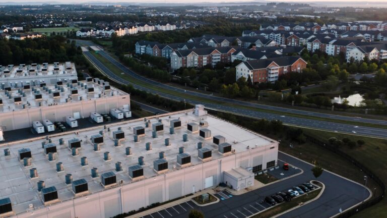 Dátové centrá poháňajúce AI by mohli spotrebovať viac elektriny ako celé mestá