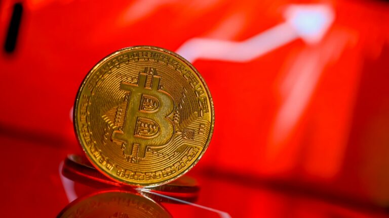 Cena bitcoinu (BTC) klesá, pretože povolebné rally stráca dych