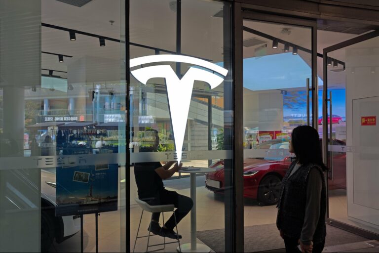 Koľko platí Tesla? Interné mzdové údaje, kompenzácia