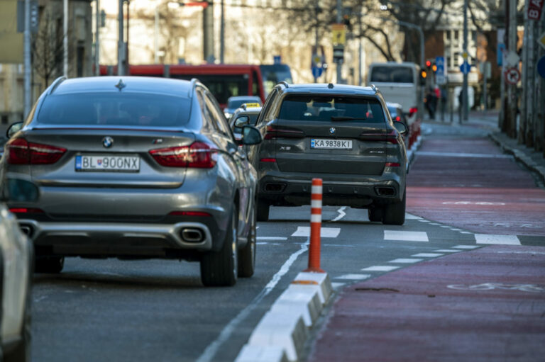 Bratislava v lehote neodstránila obrubníky na cyklotrase Vajanského. Čo bude nasledovať?