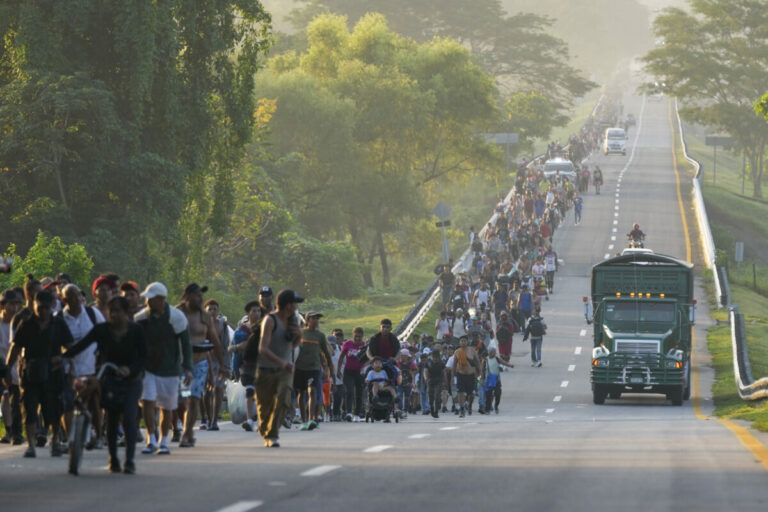 Trumpov plán deportovať milióny imigrantov by stál stovky miliárd, ukazuje analýza CBS News