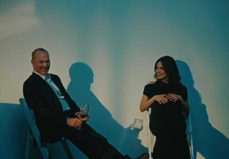 Mila Kunis a Michael Keaton bavia i dojímajú. Vlastne ťa mám rada, tati je práve v kinách