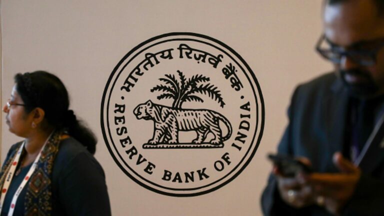 India vymenovala ministra príjmov Sanjaya Malhotru za nového guvernéra centrálnej banky