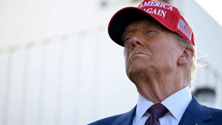 Trump sľubuje „plne urýchlené“ povolenia na investície v hodnote 1 miliardy dolárov v USA