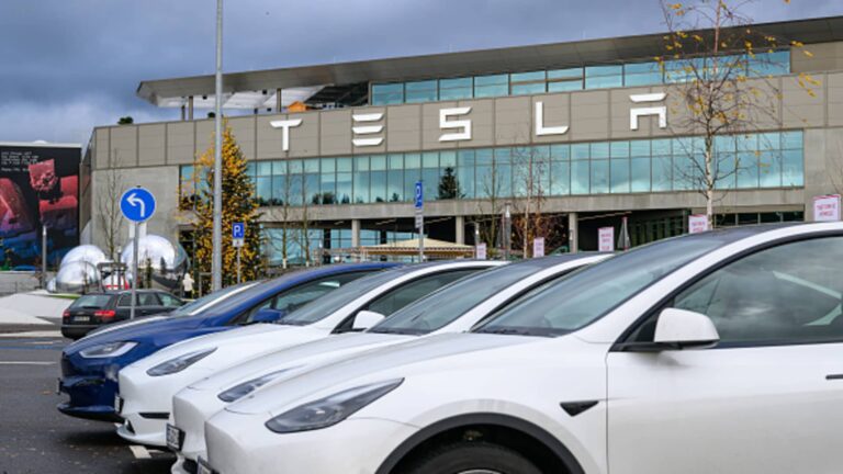 Akcie Tesly (TSLA) pokračujú v poklese, keďže povolebná rally stráca tempo