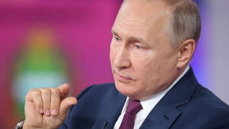 Putin priznáva, že ruská inflácia je „alarmujúca“ a ekonomika sa „prehrieva“
