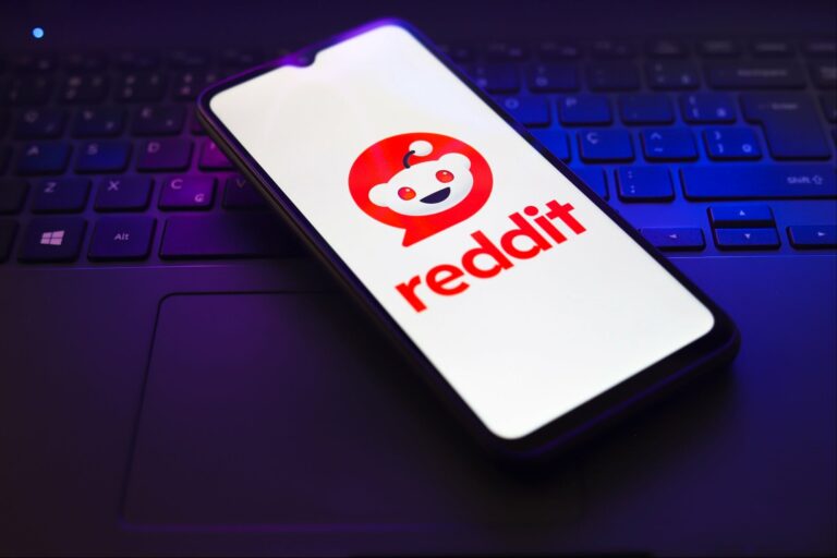Reddit sa stáva viac ako Google, ChatGPT s odpoveďami Reddit