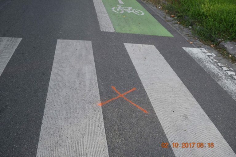 Nešťastie pri zastávke MHD v Bratislave. Auto na priechode pre chodcov zrazilo iba 12-ročné dievča, skončilo v nemocnici 