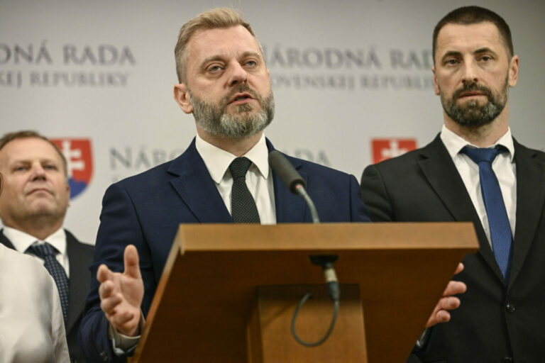 Vláda podľa liberálov chystá kriminalizáciu darovania technickej pomoci Ukrajine, naráža však na realitu – VIDEO