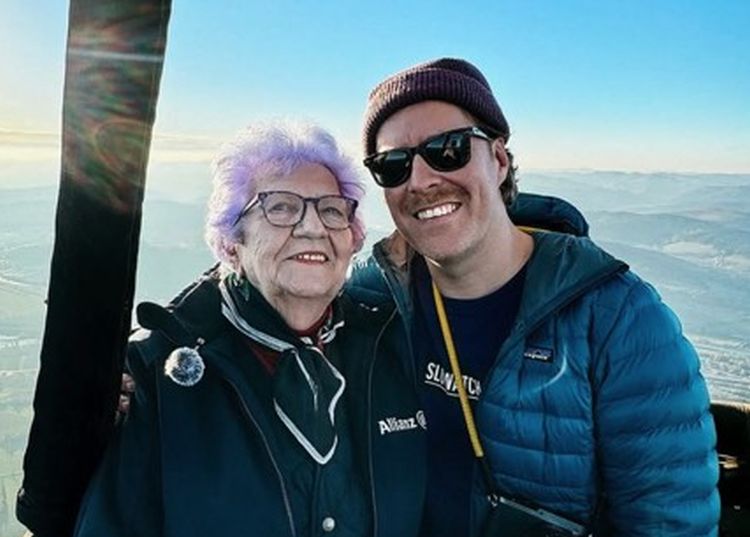 Základom fungujúceho vzťahu medzi vnúčaťom a starými rodičmi je dať si navzájom čas a porozumenie, tvrdí zakladateľ profilu Blue Grandma – VIDEO