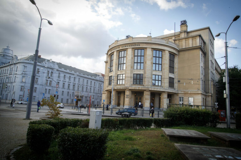 Fakulta Univerzity Komenského ide údajne do karantény, vysokoškoláci sa budú učiť online