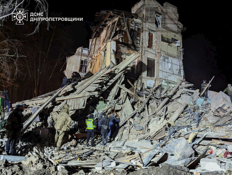 Rusi na Ukrajinu udreli desiatkami rakiet a dronov. Putin si na útok zámerne vybral Vianoce, hovorí Zelenskyj