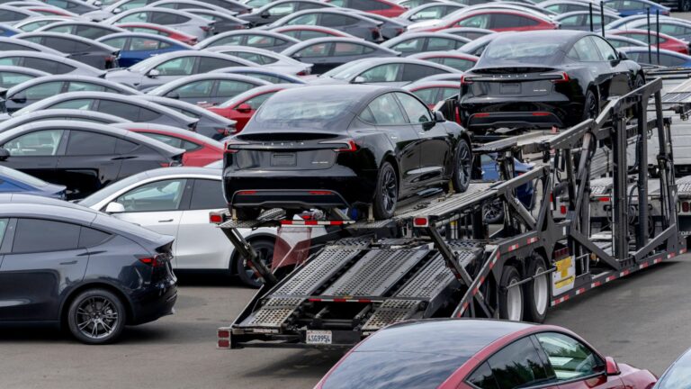 Tesla zvoláva v USA 239 000 vozidiel kvôli poruchám spätnej kamery