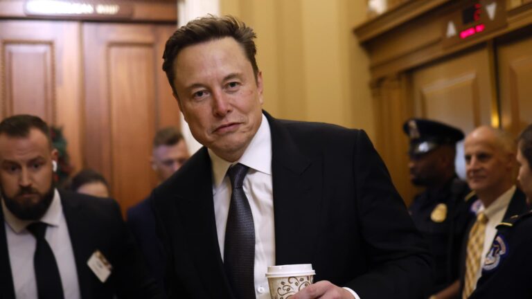 Elon Musk sa pýta, či by USA mali „oslobodiť Britániu“
