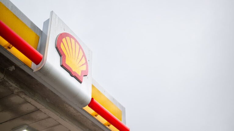 SHELL STARS Slabšie, ako sa očakávalo celoročný zisk z nižších cien ropy