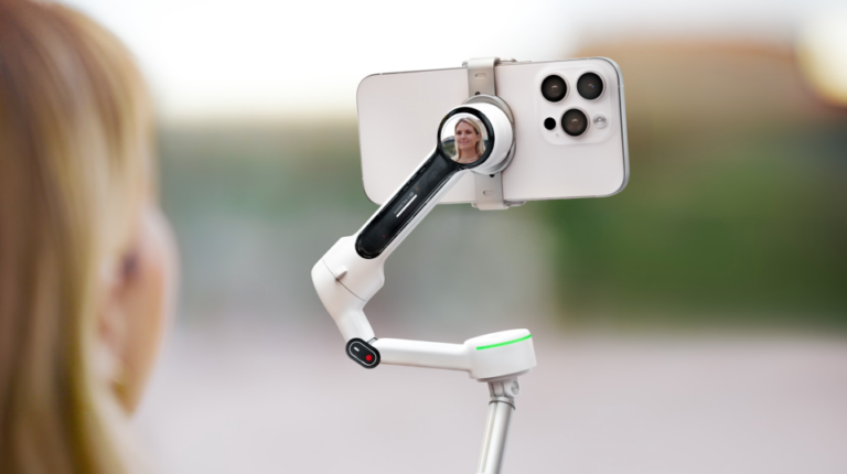 Gimbal Insta360 Flow Pro 2 ponúka pevnejšiu konštrukciu a selfie zrkadlo