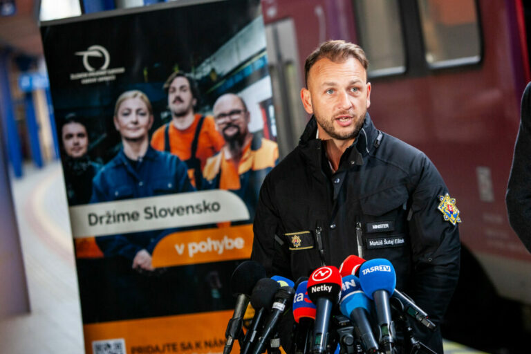 Policajti si musia počkať na cestovanie vlakom za zvýhodnených podmienok, dostanú aj vlastné železničné preukazy