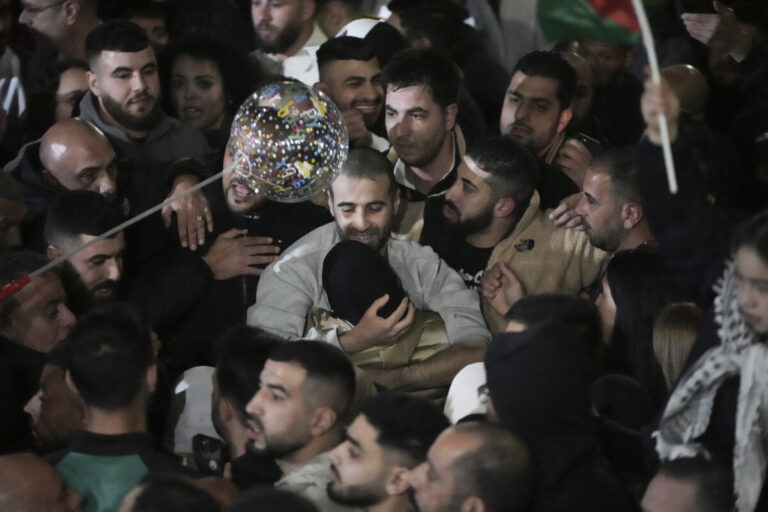 Prepustili 110 palestínskych väzňov, hoci Netanjahu to zdržiaval