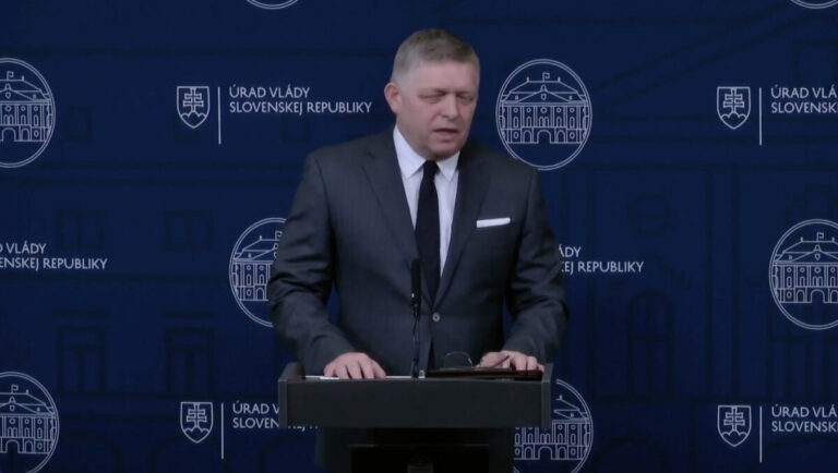 Fico straší prevratom a avizuje opatrenia. Čaká sa iba na moment, kedy sa začnú preskakovať ploty vládnych budov, povedal – VIDEO