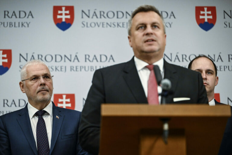 SNS žiada spoluprácu Ukrajiny pri vyšetrení kybernetického útoku na kataster. Chcú, aby si Blanár predvolal ukrajinského veľvyslanca – VIDEO
