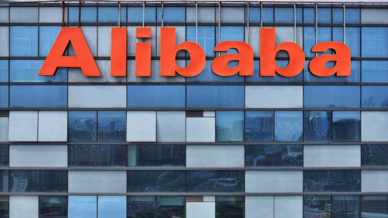 Akcie spoločnosti Alibaba Soar Soar v Hongkongu po tom, čo hviezdne zisky, keď sa odvetvie elektronického obchodu s Čínou zotavuje