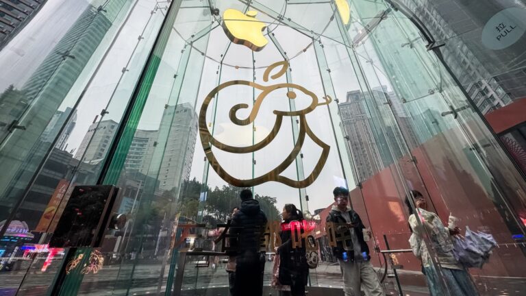 Akcie spoločnosti Apple klesnú po tom, čo Čína údajne zvažuje sondu do obchodu s aplikáciami
