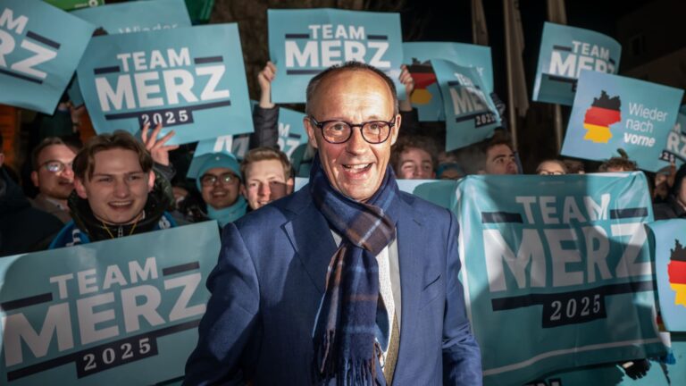 Kto je Friedrich Merz, obľúbený, aby sa stal novým nemeckým kancelárom?