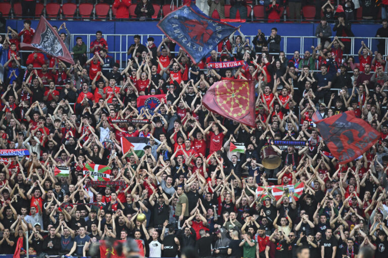 Rozhodca vylúčil Bellinghama a ten vraj nadával sebe. Podržal ho aj Ancelotti, Real iba remizoval