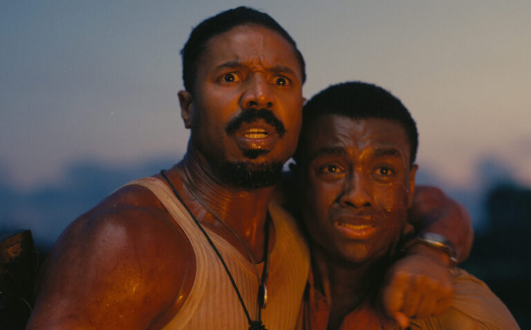 Krvilační upíri a Michael B. Jordan v dvojrole – horor Hriešnici sa predstavuje novým trailerom