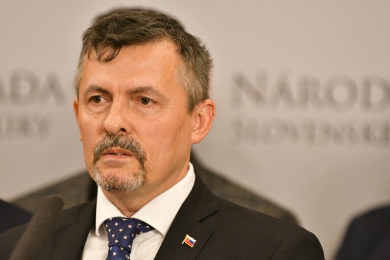 Machala mal nehodu, generálny tajomník služobného úradu ministerstva kultúry skončil v nemocnici