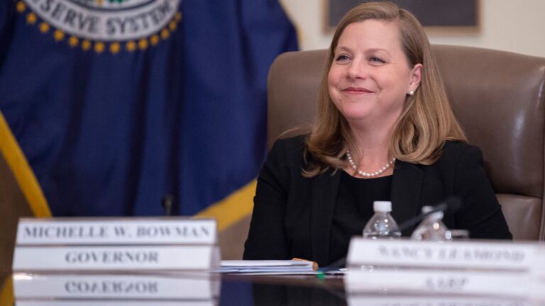 Trump vyberie guvernéra Fedu Michelle Bowman, aby nahradil Michaela Barra ako vedúceho dohľadu Feda